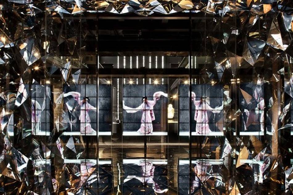 "Glass is a language of art and science" is the central theme behind the Shanghai Museum of Glass