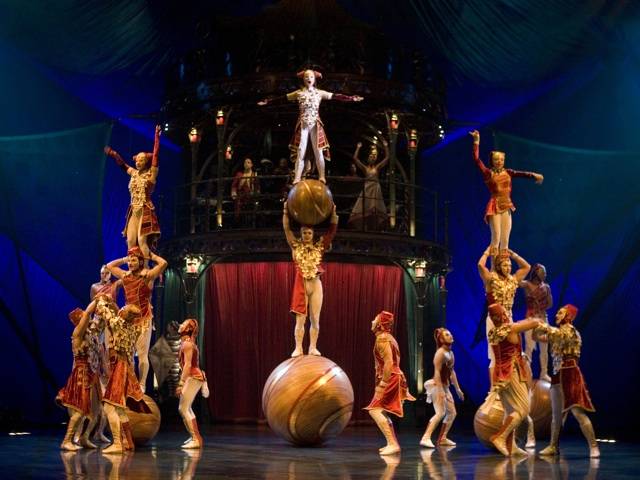 A return to the origins of Cirque du Soleil that combines acrobatic performance and clowning