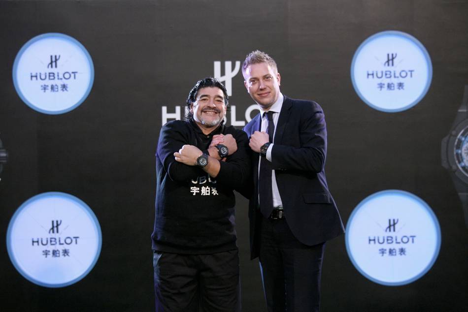 Joining forces with Maradona, Hublot donates to support the Children aid program in China 