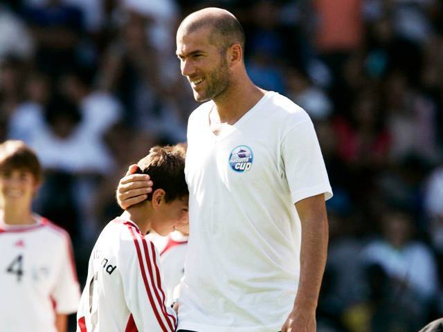 Zinedine Zidane invites everyone to participate in the world's longest pass