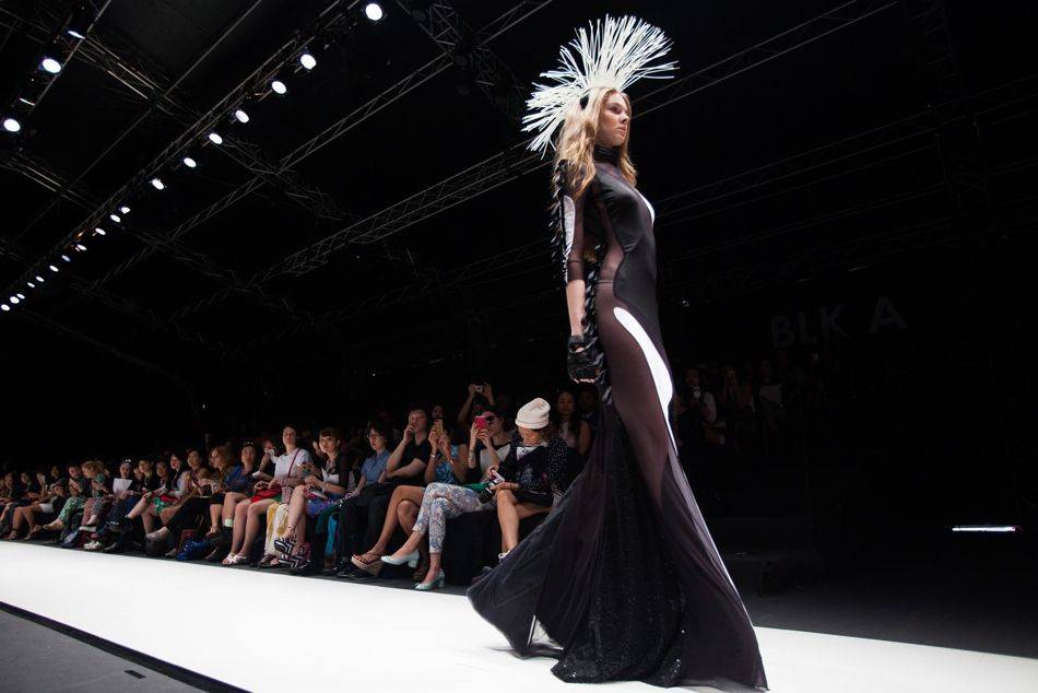 LION EARL, a womenswear label founded in Singapore, draws out the futuristic machinations of TRON in its genre-defying fashion designs showcased during Audi Fashion Festival