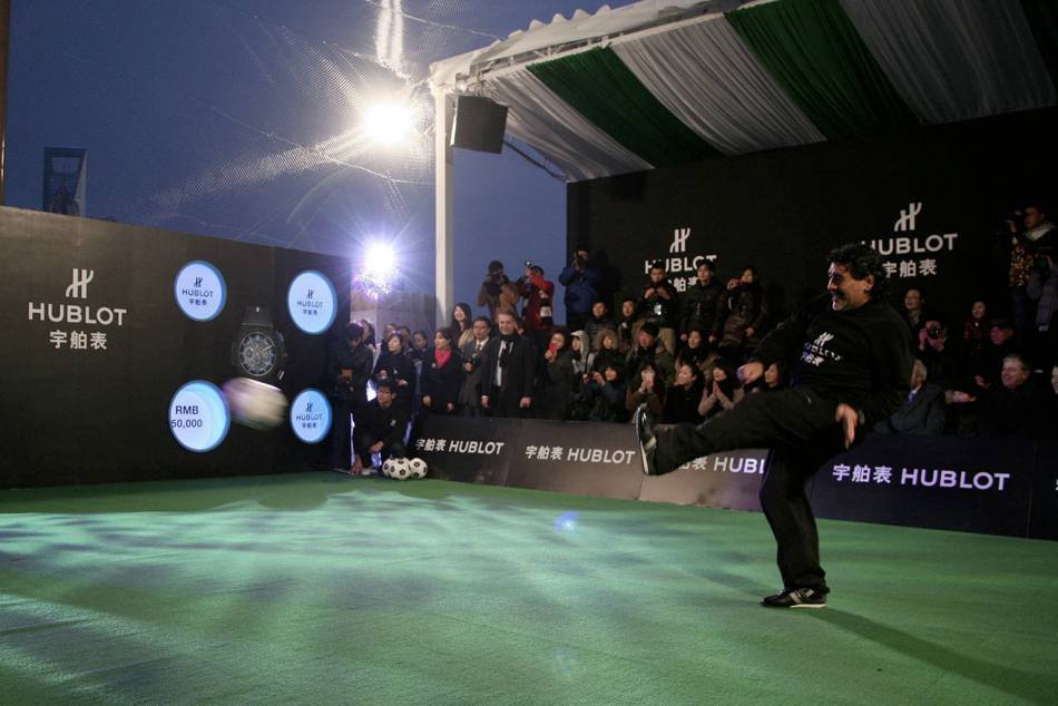 Joining forces with Maradona, Hublot donates to support the Children aid program in China 