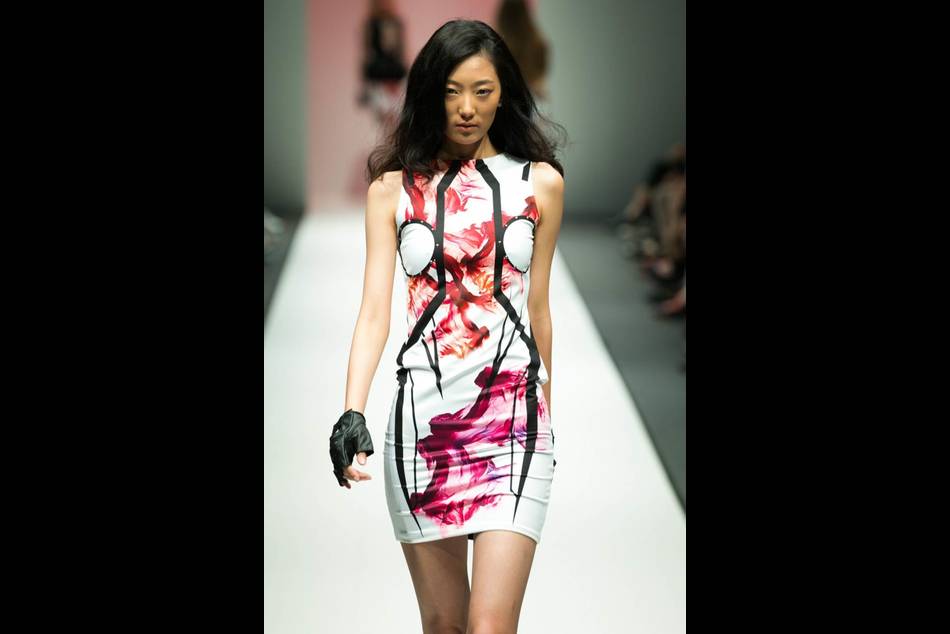LION EARL, a womenswear label founded in Singapore, draws out the futuristic machinations of TRON in its genre-defying fashion designs showcased during Audi Fashion Festival