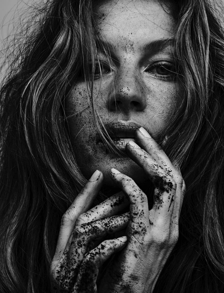 The Brazilian supermodel is donating to charity all her proceeds from the tome celebrating her 20-year milestone in the industry | Paulo Vainer Vogue Brasil, 2015 © Paulo Vainer